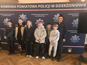 Uczniowie szkoły Edukacja i Rodzina z wizytą w Komendzie Powiatowej Policji w Dzierżoniowie