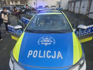 Uczniowie szkoły Edukacja i Rodzina z wizytą w Komendzie Powiatowej Policji w Dzierżoniowie