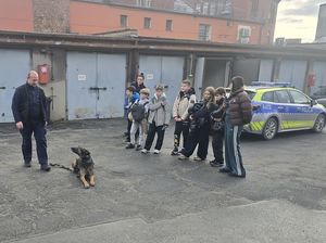 Uczniowie szkoły Edukacja i Rodzina z wizytą w Komendzie Powiatowej Policji w Dzierżoniowie