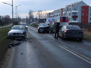 Zdjęcia ze zdarzenia drogowego. Układ pojazdów i uszkodzenia.