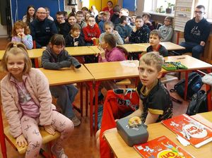 Bezpieczne ferie. Dzielnicowy z Niemczy spotkał się z uczniami w Przerzeczynie-Zdroju