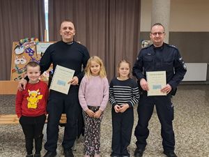 Dzielnicowi spotkali się z uczniami Szkoły Podstawowej numer 4 w Bielawie