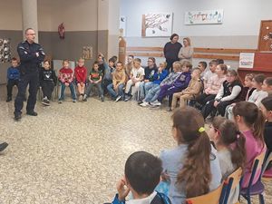 Dzielnicowi spotkali się z uczniami Szkoły Podstawowej numer 4 w Bielawie