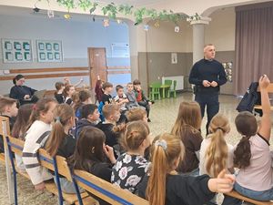 Dzielnicowi spotkali się z uczniami Szkoły Podstawowej numer 4 w Bielawie