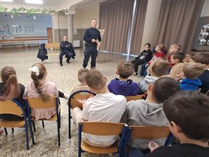 Dzielnicowi spotkali się z uczniami Szkoły Podstawowej numer 4 w Bielawie