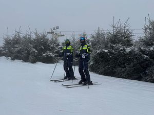 Narciarskie patrole Policji w Rzeczce – bezpieczeństwo na stoku i działania profilaktyczne w schronisku