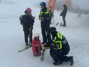 Narciarskie patrole Policji w Rzeczce – bezpieczeństwo na stoku i działania profilaktyczne w schronisku