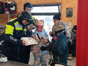 Narciarskie patrole Policji w Rzeczce – bezpieczeństwo na stoku i działania profilaktyczne w schronisku