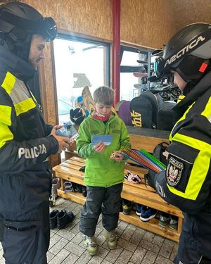 Narciarskie patrole Policji w Rzeczce – bezpieczeństwo na stoku i działania profilaktyczne w schronisku