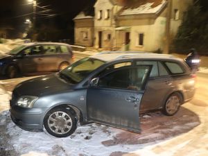 Kierował pojazdem bez uprawnień, poruszał się autem z nielegalnymi tablicami i posiadał narkotyki.