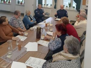 Dzielnicowi z Posterunku Policji w Niemczy z wizytą w Klubie „Senior Plus” – profilaktyka w ramach programu „Stop Oszustom”