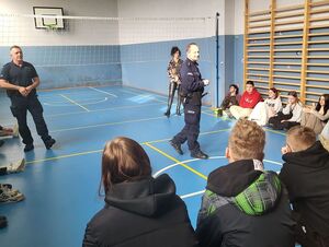 O mowie nienawiści i bezpieczeństwie młodzieży – spotkanie dzielnicowych z uczniami