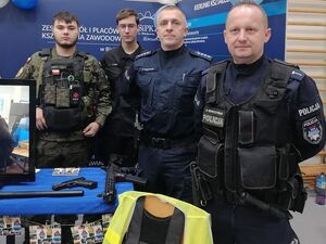 Policjanci wspierali uczniów podczas prezentacji szkół ponadpodstawowych w Dzierżoniowie
