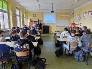 POLICJA EDUKUJE MŁODZIEŻ W RADIOBUDZIE
