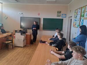 Policjantka spotkała się z uczniami Szkoły Podstawowej numer 9 imienia Mikołaja Kopernika w Dzierżoniowie – rozmowa o mowie nienawiści i odpowiedzialności