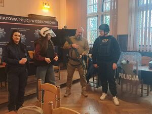Uczniowie poznali kulisy pracy policjantów