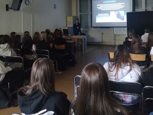 Policjantka spotkała się z młodzieżą w ramach programu profilaktycznego „Oszustwom stop”
