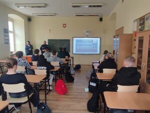 Policjanci rozmawiali z młodzieżą o cyberbezpieczeństwie i odpowiedzialności prawnej