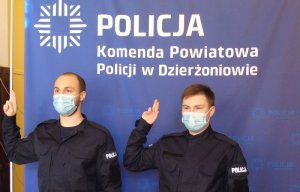 Widok ślubujących policjantów z przodu