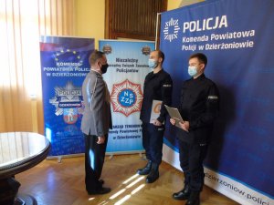 Policjanci otrzymali od Komendanta akt ślubowania