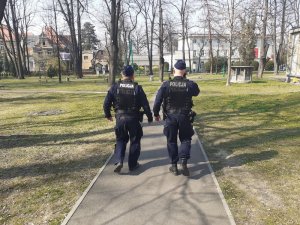 Kontrola parku przez policjantów pod kątem przestrzegania obostrzeń covid