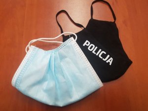 Maseczki do zakrywania ust i nosa, z których jedna z napisem &quot;POLICJA&quot;