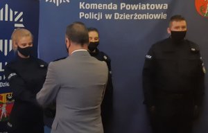 Komendant wręcza akty mianowania