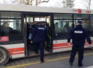 Policjanci kontrolują autobus