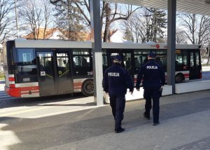 Policjanci kontrolują autobus i dworzec PKP