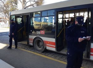 Policjanci kontrolują autobus i dworzec PKP