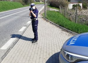 Policjantka dokonuje pomiaru prędkości