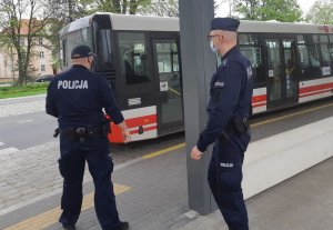 Policjanci kontrolują środki komunikacji publicznej