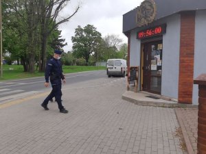 Policjanci idą skontrolować placówkę handlową