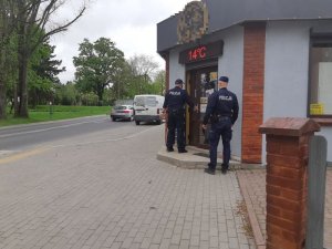 Policjanci idą skontrolować placówkę handlową