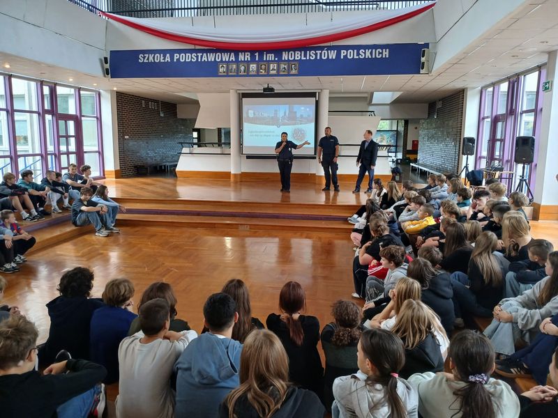 Policjanci i przedstawiciel banku spotkali się z uczniami w Dzierżoniowie
