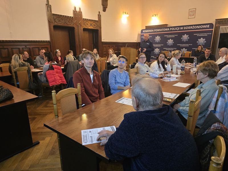Szkolenia policjantów z Dzierżoniowa dla pracowników oświaty